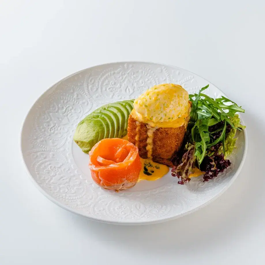 Бриошь с лососем и яйцом пашот